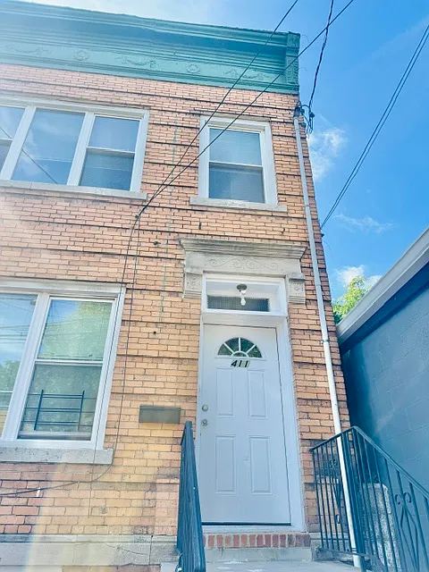 411 Woodlawn Ave #2