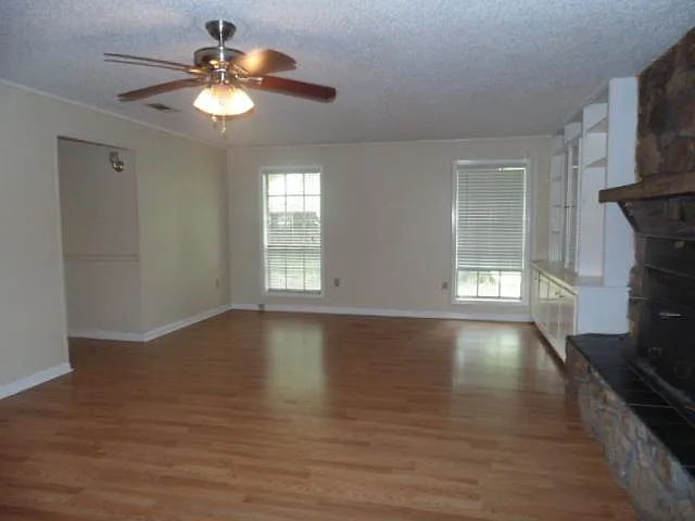 4 bed, 2091 sqft, $1,400 — Photo 2
