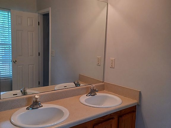 4th image of 692 Dill Ave SW