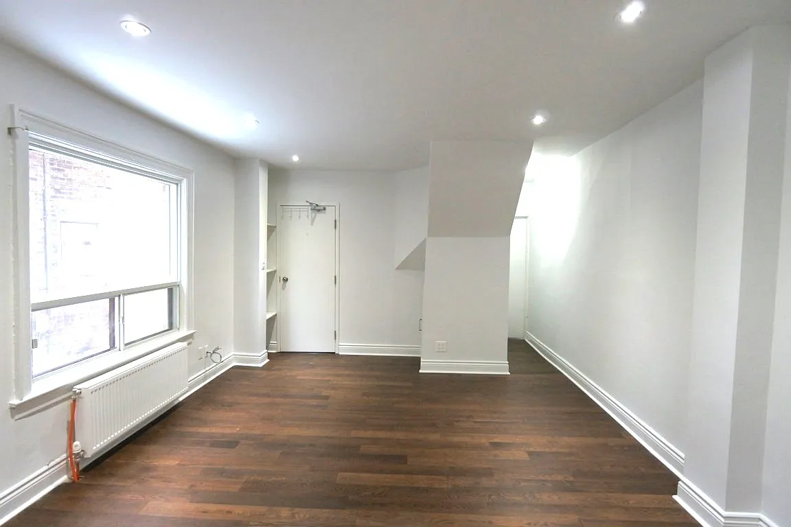 22 Rusholme Park Cres - Main — Photo 2