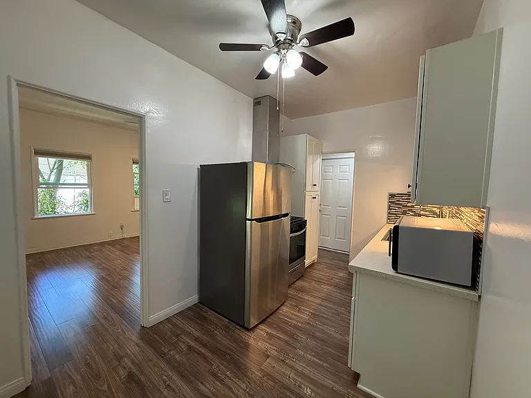 208 N La Peer Dr #7 — Photo 10
