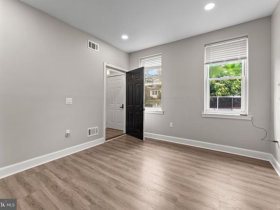 4th image of 618 N Van Buren St