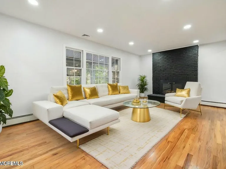 1025 Whittier Ave — Photo 2