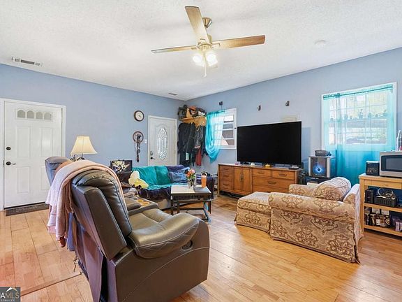 4th image of 1059 Merritt Rd