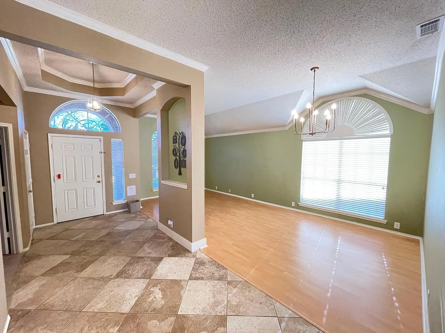 4 bed, 2176 sqft, $2,700 — Photo 2