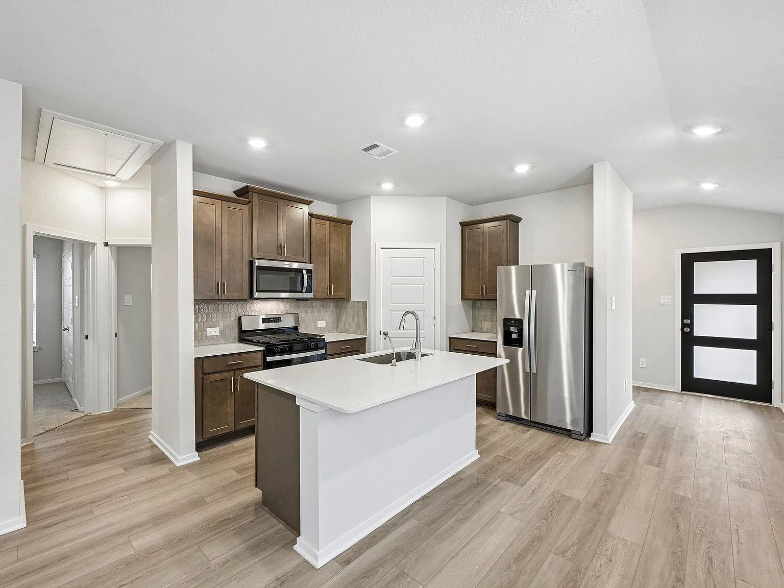 3 bed, 2.0 bath, 1440 sqft, $2,000 — Photo 4