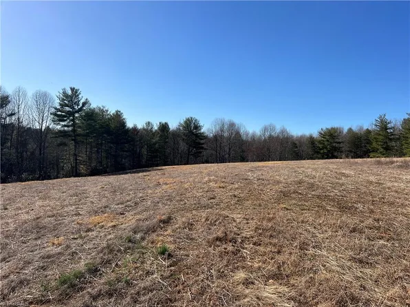 N Bridgewater Rd, Mount Airy, NC 27030
