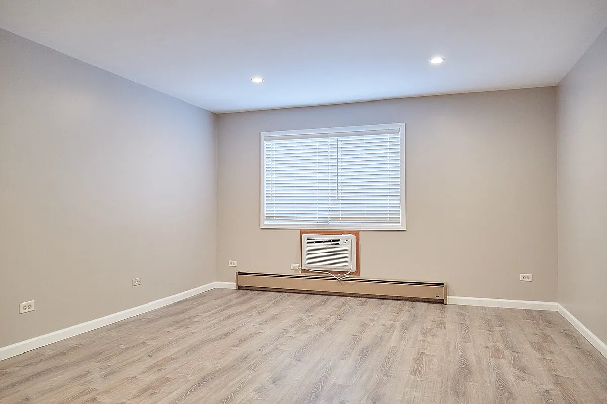 Building Photo - 411 W Mondamin St #2