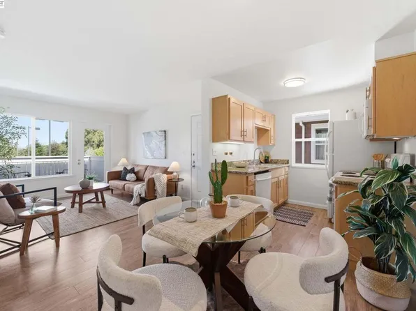 22 Marina Lakes Dr, Richmond, CA 94804
