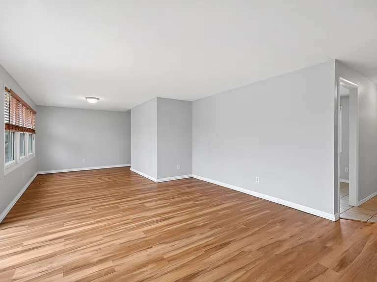 95 Goldengate Dr — Photo 3