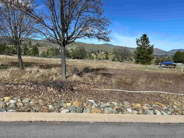 808 Maryhill Cir, Yreka, CA 96097