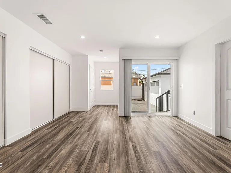 7637 Radford Ave — Photo 25