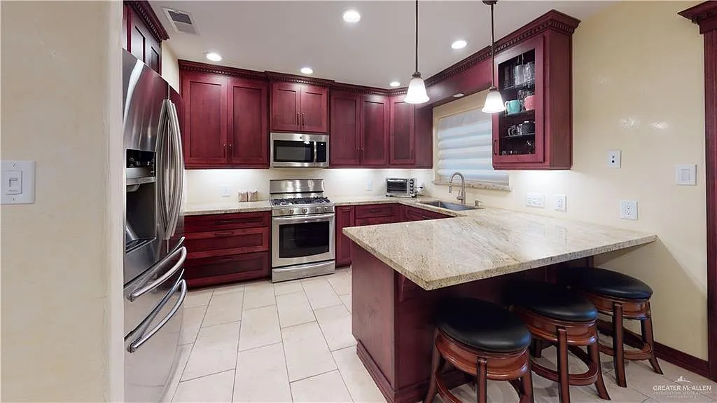 3 bed, 2.0 bath, 1365 sqft, $3,500 — Photo 4
