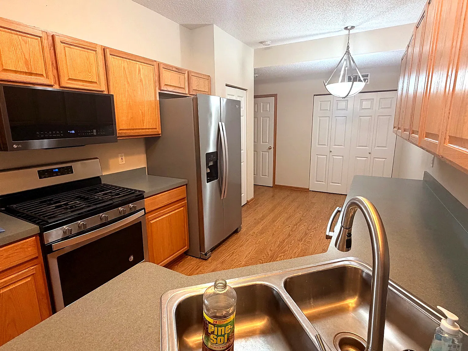 3 bed, 1688 sqft, $2,500 — Photo 3