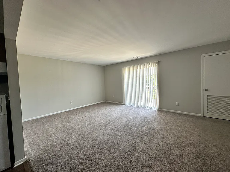 2405 Ashland Cir #9 — Photo 4