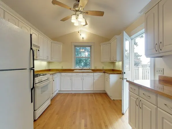 9 Bedlow Ave APT 4, Newport, RI 02840