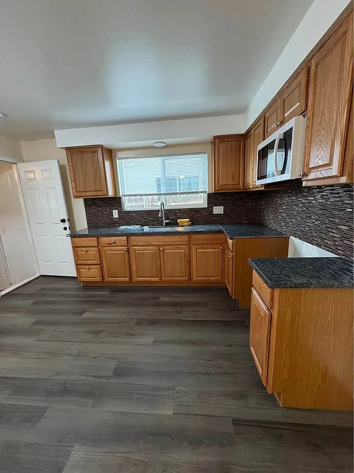 2 bed, 731 sqft, $1,850 — Photo 2