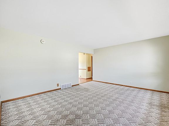 4th image of 2417 Dombrowski BOULEVARD