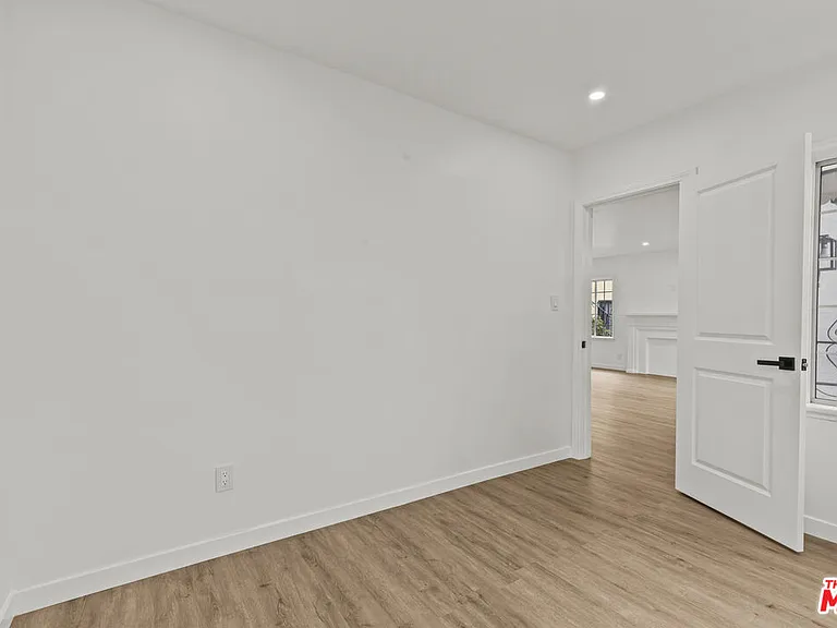 542 N Genesee Ave — Photo 7