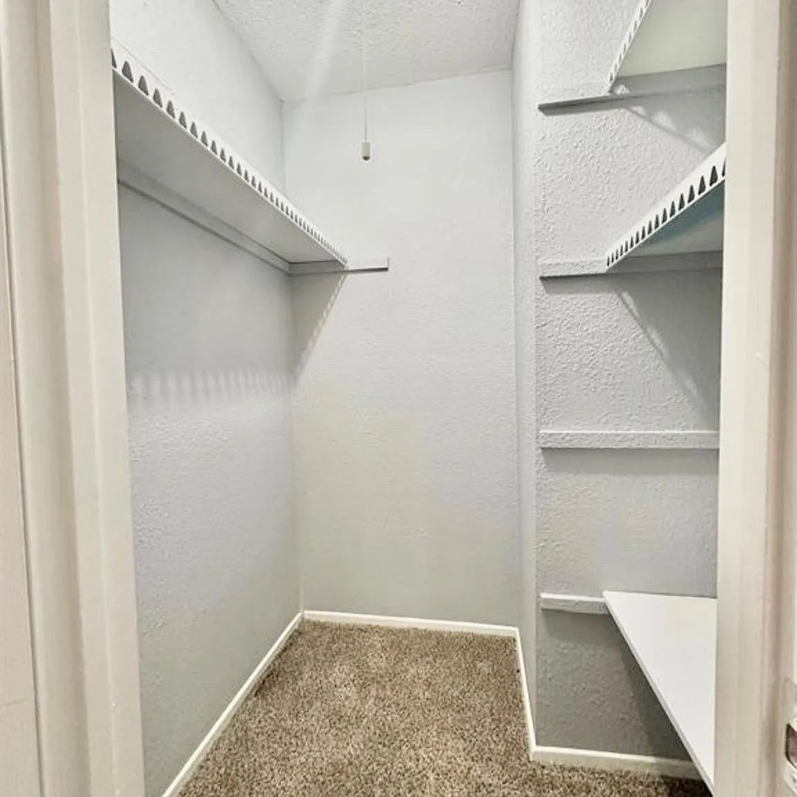 3 bed, 2.0 bath, 1722 sqft, $2,200 — Photo 2