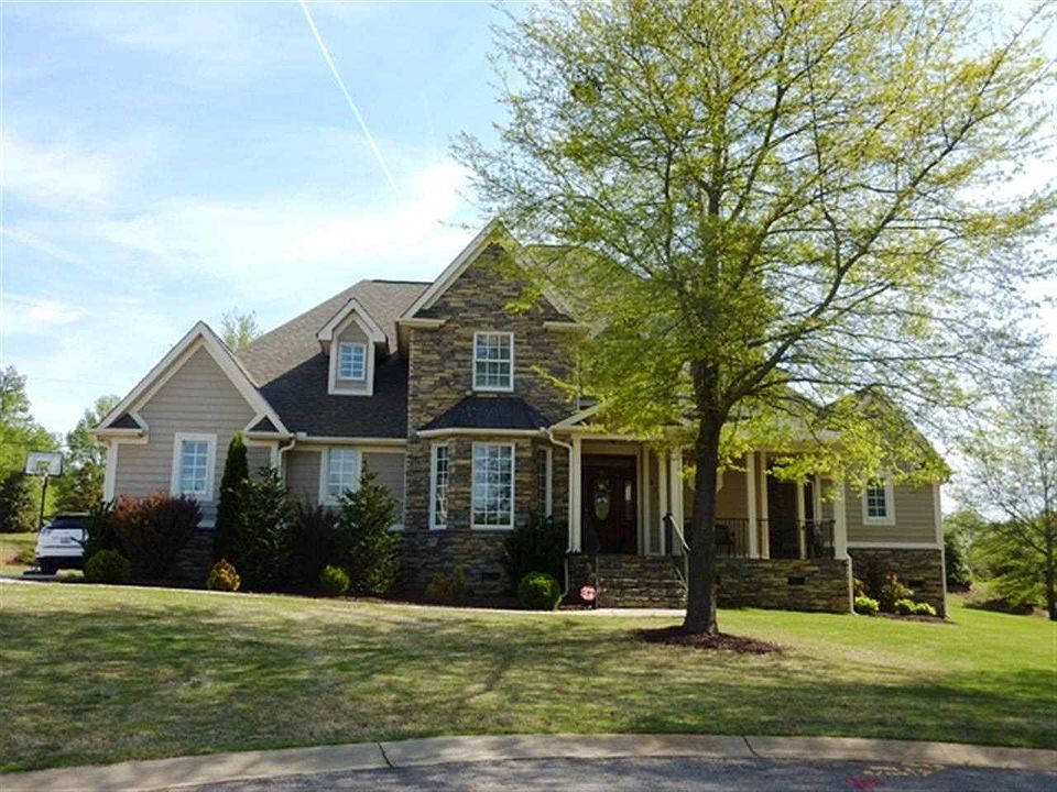 1st image of 413 Richmond Ct