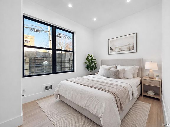 5th image of 953 Tilden Street