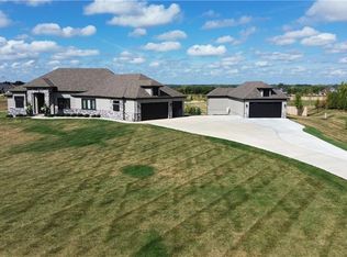 10416 Stonehaus Dr, Lees Summit, MO 64086