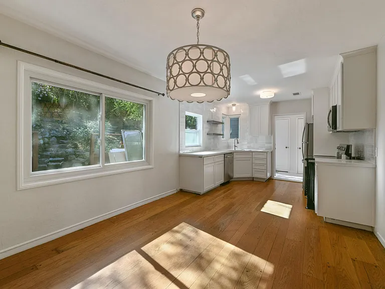 925 Hawthorn Dr — Photo 7