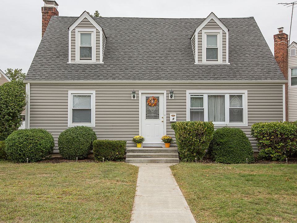 1st image of 9 Gables Dr