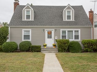 9 Gables Dr, Hicksville, NY 11801
