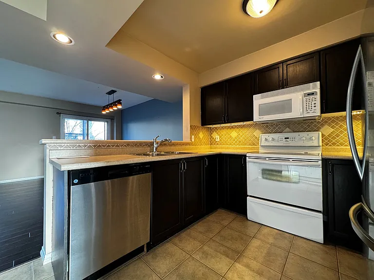 37 Northcliffe Cres — Photo 7