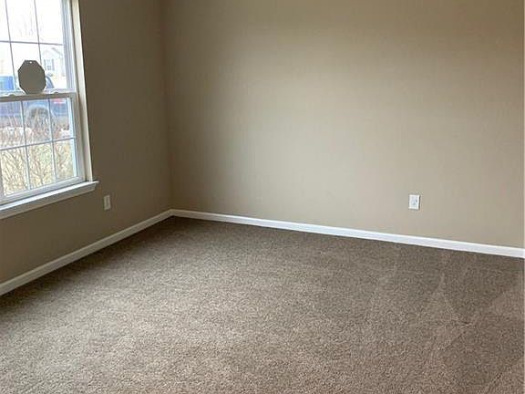 5th image of 412 Foliage Ln