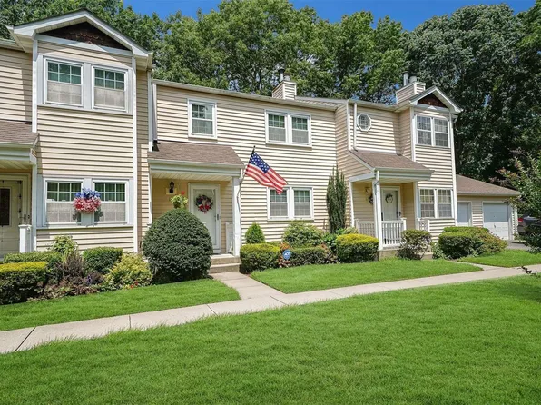 18 Stone Commons #18, Yaphank, NY 11980