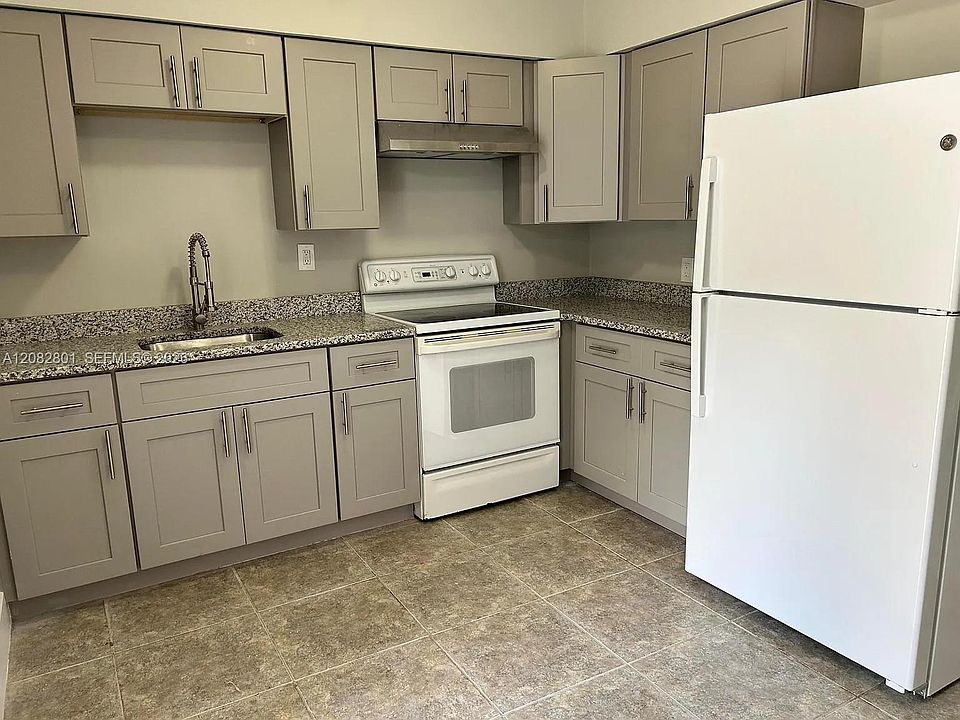 2nd image of 806 N Lake Dr