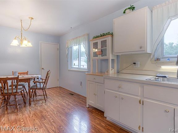 3rd image of 39276 Nottingham St