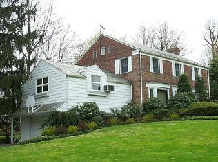 35 Old Farm Rd, Great Neck, NY 11020