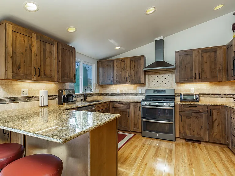 248 Beach Rd — Photo 4