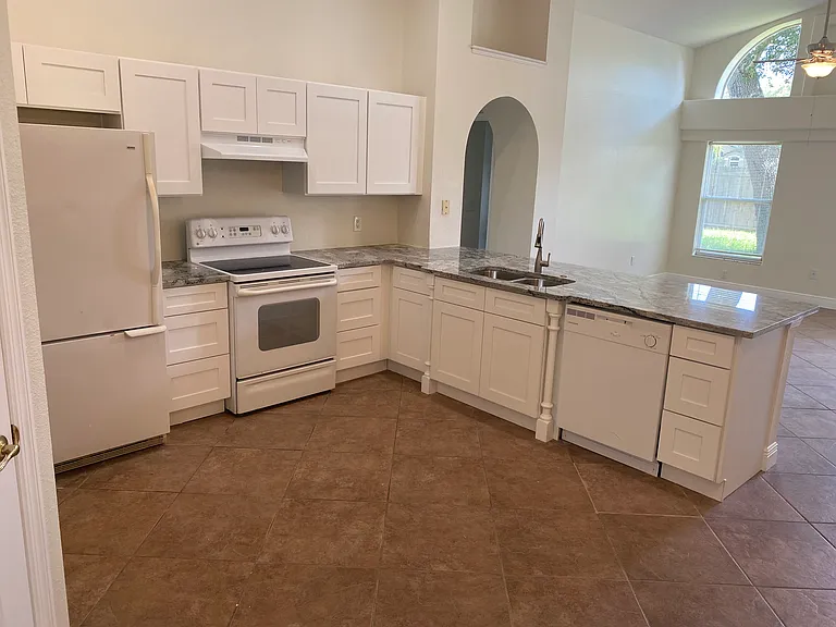 2409 Clareside Dr — Photo 7