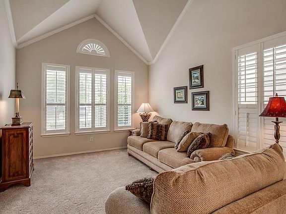 4th image of 704 Sierra Ln