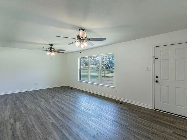 3025 Orchard Ln — Photo 2