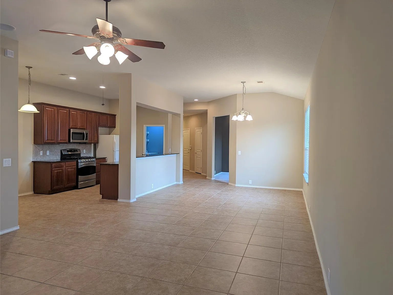 3 bed, 2.0 bath, 1742 sqft, $2,300 — Photo 2