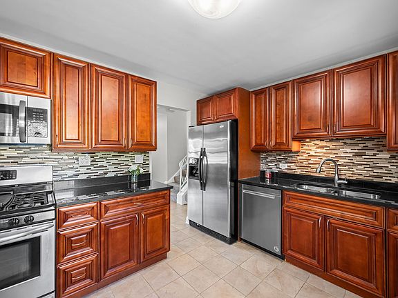 2nd image of 515 W Tanglewood Dr