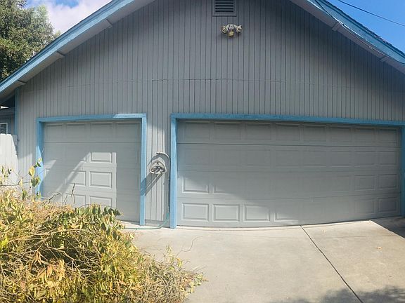 3-car garage (rubbish will be removed prior to move-in date)