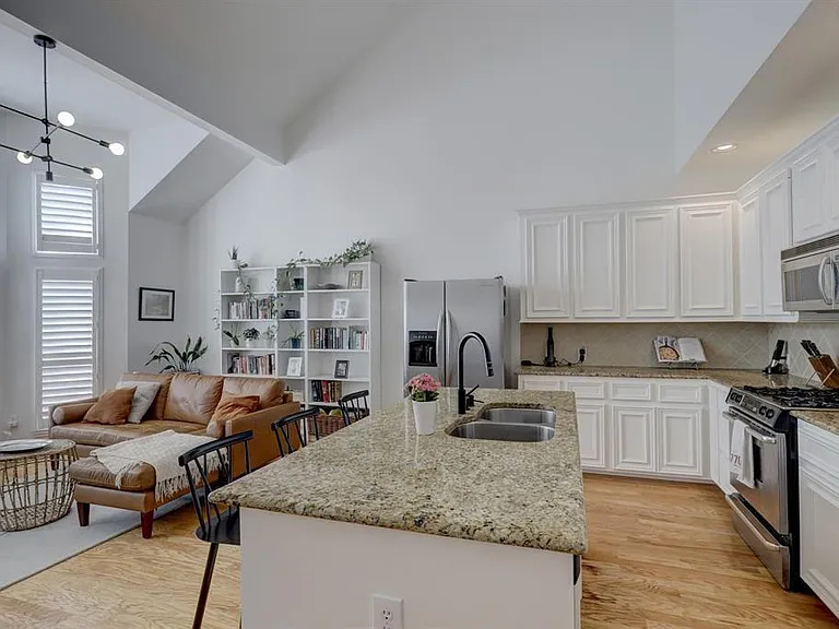 1237 W 17th St — Photo 9