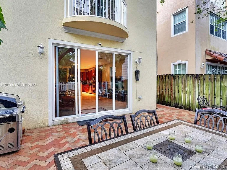 409 SW 5th St #1 — Photo 7