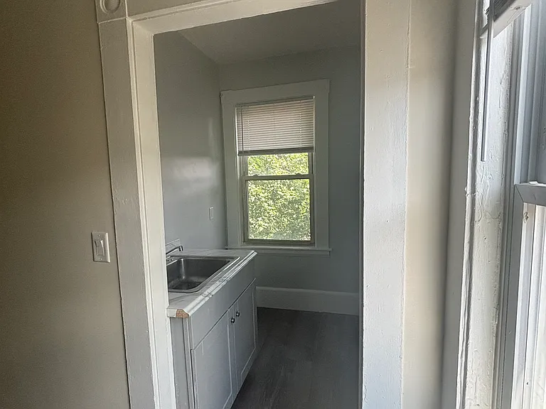 10 Howard St — Photo 16