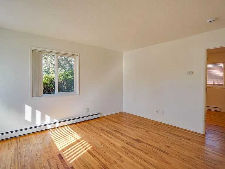 470 SE 12th Ave #5 — Photo 4