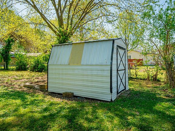 4th image of 410 Brown Ln