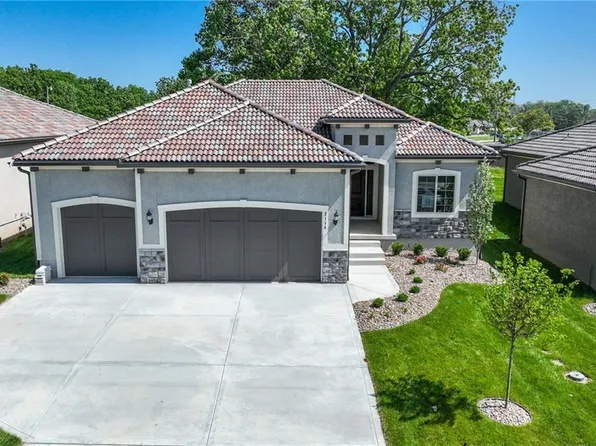 2114 NW Ashurst Dr, Lees Summit, MO 64081