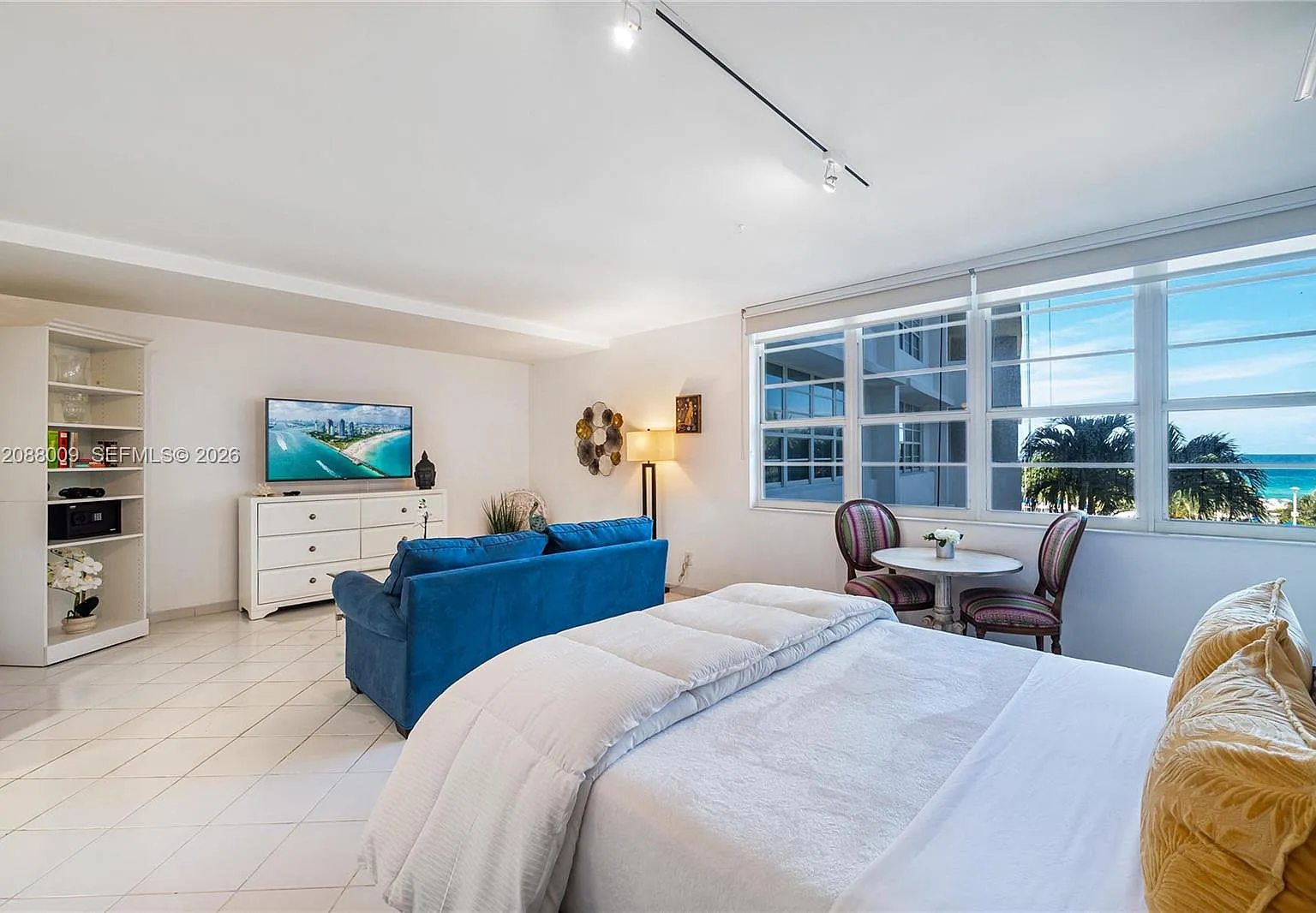 The Decoplage Condo — Photo 1